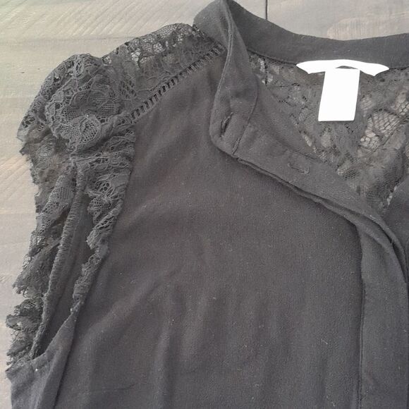 H&M t-shirt size 6 lace detail on back and sleeves good condition - Picture 5 of 5